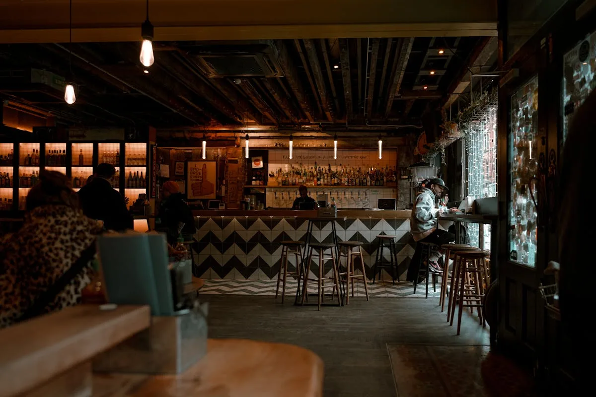 Interieur van Klavertroef — warme sfeer, houten tafels